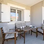 Stylish Modern Maisonette بيت للعطل