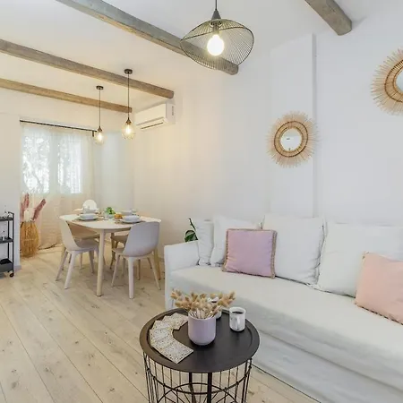 Stylish Modern Maisonette أرغوستولي